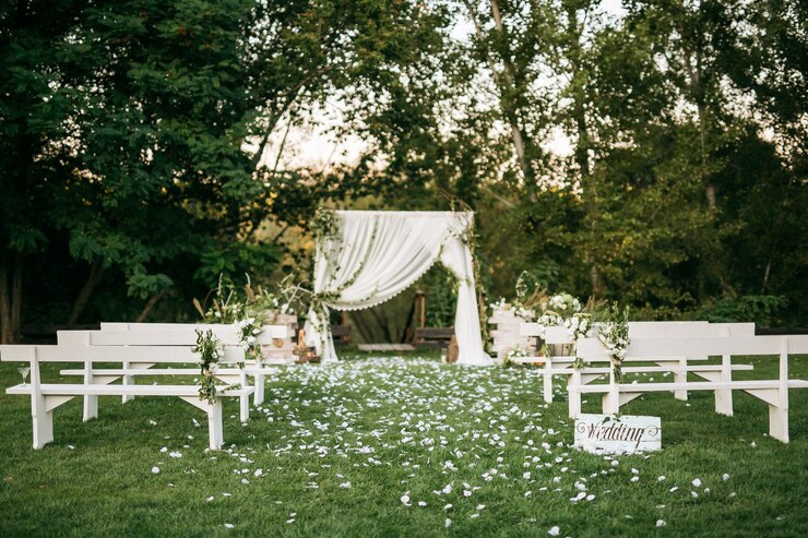 wedding-ceremony-aisle-with-white-wooden-benches-arch-grass-outdoors